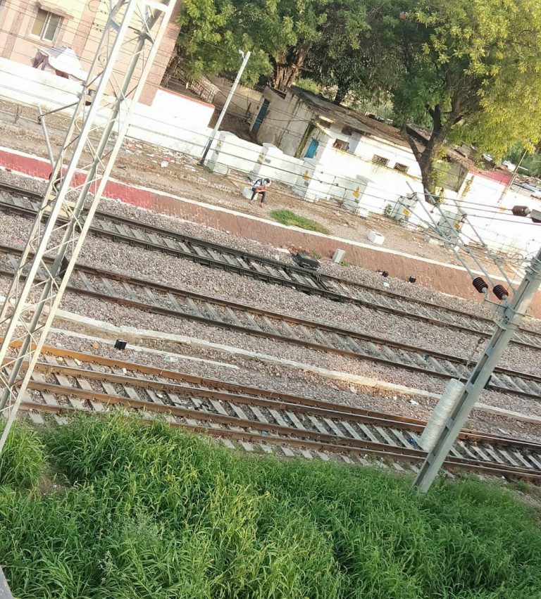SC का आदेश :दिल्ली-NCR में रेलवे ट्रैक के आसपास बसी झुग्गी-झोंपड़ियां हटाई जाएंगी